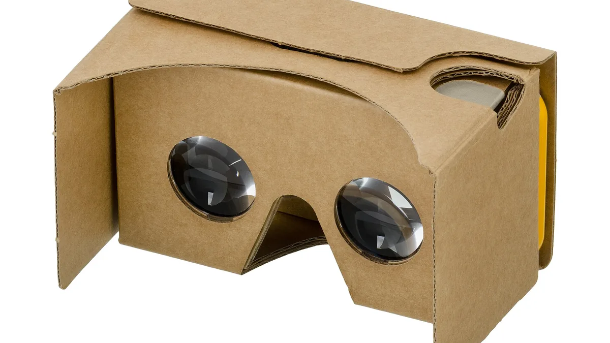 Kartonowe gogle VR na telefon, złożone z płaskiego szablonu